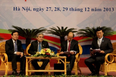 Phó Thủ tướng Vũ Đức Đam và Bộ trưởng Nguyễn Quân đối thoại sinh viên